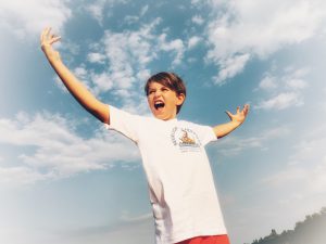 Schreiender Junge